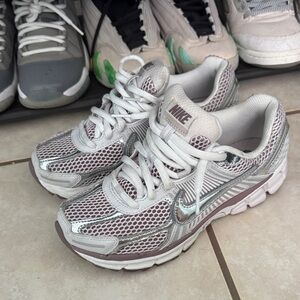 Nike Vomero 5 "Chrome Platinum Violet"